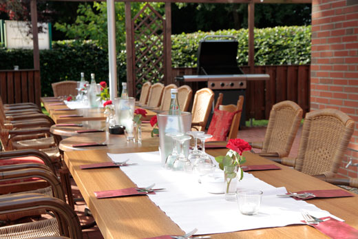 Grillen-bei-Schmitz-gemütlicher-Biergarten Grillen-bei-Schmitz-gemütlicher-Biergarten