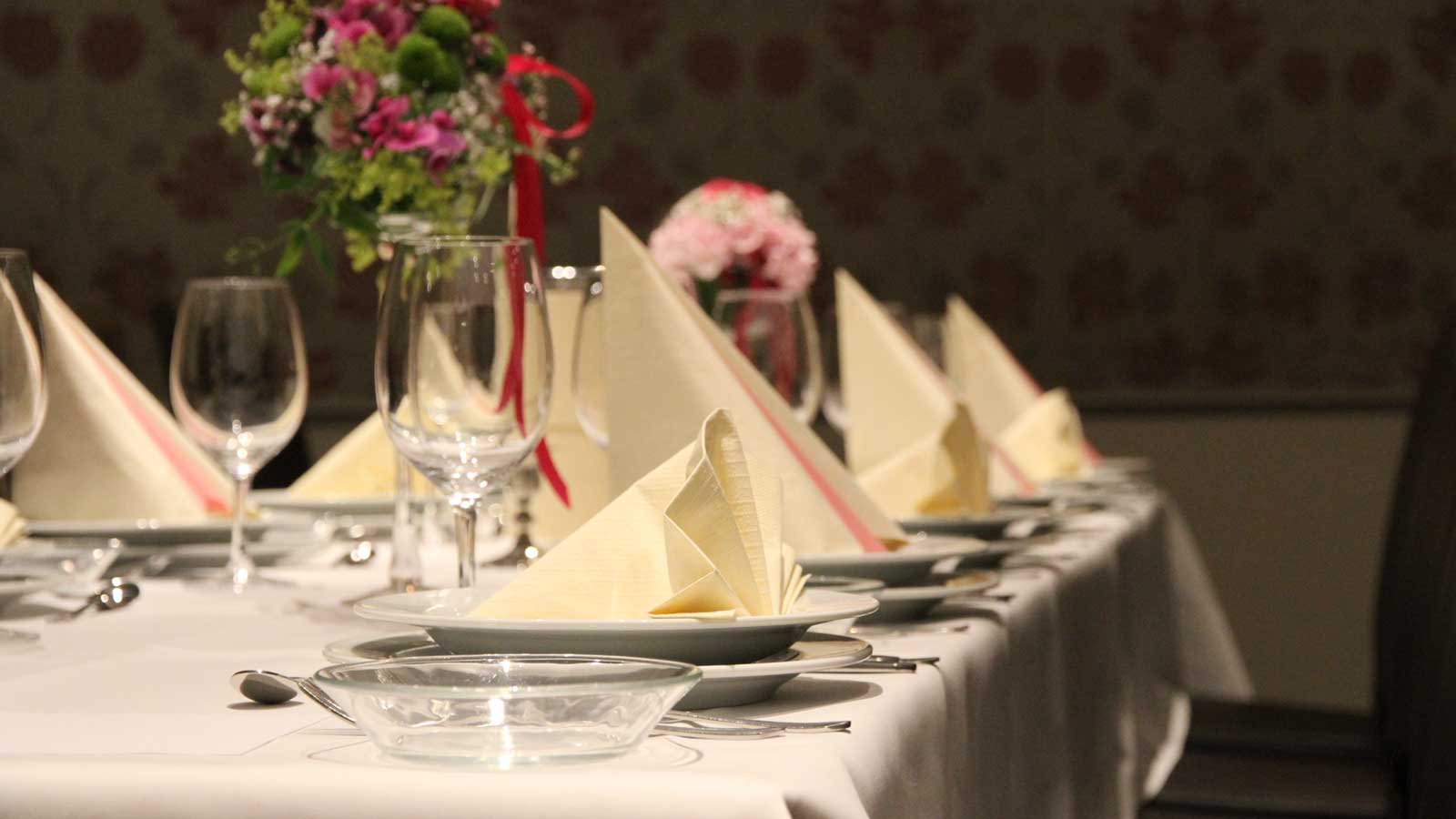 Gedeckter Tisch im Saal bei Gasthof Schmitz, Herbrum